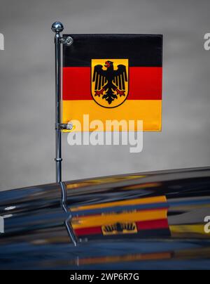 Sarajevo, Bosnien-Herzegowina. März 2024. Auf dem Auto, in dem Bundesaußenminister Baerbock bei ihrem Besuch in Sarajevo sitzt, ist die deutsche Flagge mit dem Bundesadler zu sehen. Quelle: Soeren Stache/dpa/Alamy Live News Stockfoto