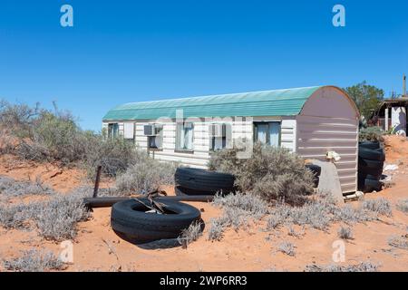 Blick auf einen donga im australischen Outback entlang des Strzelecki Track, South Australia, SA, Australien Stockfoto