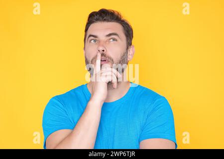 Porträt eines aufmerksamen Mannes, der eine Wahl trifft. Ein gutaussehender Mann mit isoliertem Studiohintergrund. Ein Mann, der denkt und zweifelt. Besorgter reifer Mann Stockfoto