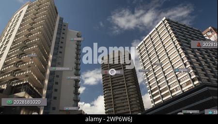 Bild von Mediensymbolen über dem Stadtbild Stockfoto