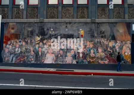 Der Blick auf den Walk of Fame am Hollywood Boulevard umfasst berühmte Architektur, Neonschilder und Wandmalereien, die Kunden anziehen. Stockfoto