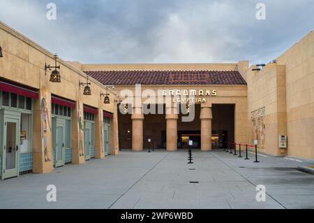 Der Blick auf den Walk of Fame am Hollywood Boulevard umfasst berühmte Architektur, Neonschilder und Wandmalereien, die Kunden anziehen. Stockfoto