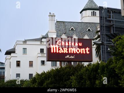 Das Neonschild vor dem Chateau Marmont Valet steht am Sunset Strip in Hollywood. Stockfoto