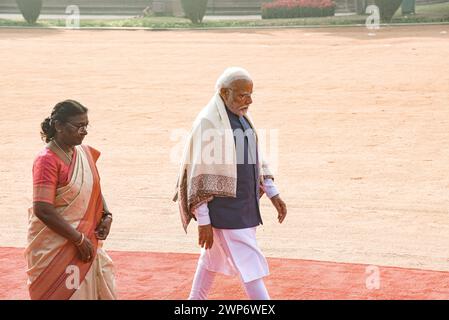 Premierminister Modi mit Präsident Murmu Premierminister Narendra Modi begrüßt und geht mit Präsident Draupadi Murmu auf dem Vorhof des Präsidentenpalastes in Neu-Delhi, Indien, 16. Dezember 2023. Neu Delhi Delhi Indien Copyright: XSondeepxShankarx Stockfoto