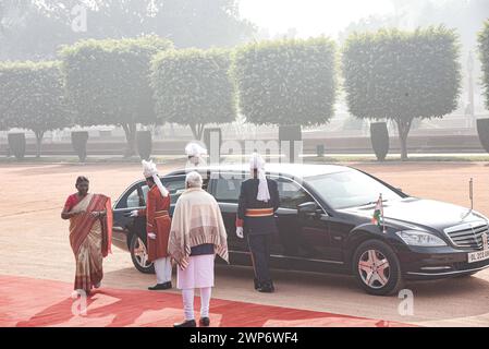 Premierminister Modi mit Präsident Murmu Premierminister Narendra Modi begrüßt und geht mit Präsident Draupadi Murmu auf dem Vorhof des Präsidentenpalastes in Neu-Delhi, Indien, 16. Dezember 2023 Neu-Delhi Delhi Indien Copyright: XSondeepxShankarx Stockfoto