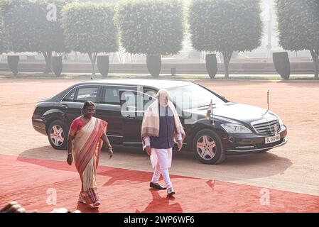 Premierminister Modi mit Präsident Murmu Premierminister Narendra Modi begrüßt und geht mit Präsident Draupadi Murmu auf dem Vorhof des Präsidentenpalastes in Neu-Delhi, Indien, 16. Dezember 2023. Neu Delhi Delhi Indien Copyright: XSondeepxShankarx Stockfoto