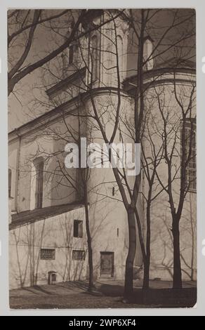 Eine Fotografie von Jan Bułhak, aufgenommen zwischen 1912 und 1939, die das Pobasil-Kloster in Vilnius darstellt, zeigt architektonische Details und Außenansicht. Stockfoto