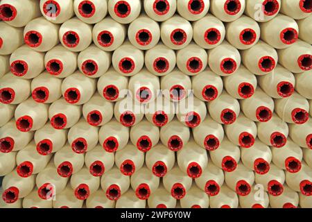 In der industriellen Nähmaschine versponnenes Garn, viele Fäden zusammen Stockfoto