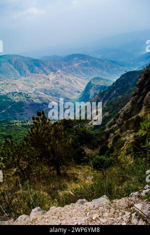 Wunderschöne grüne Berge und Täler von Lansdowne im Bezirk Garhwal, Uttarakhand. Lansdown Beautiful Hills. Die Schönheit der Natur auf dem Hügel Stockfoto