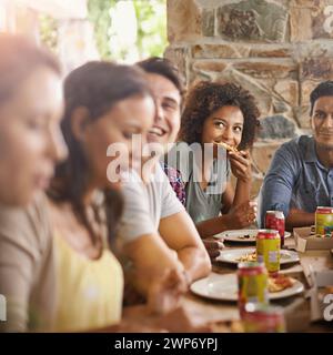 Freunde, Frau und Pizza zu Hause mit Glück, Limonade und geselligem Zusammensein zum Binden im Speisesaal. Männer, Gruppen und Fast Food mit Lächeln Stockfoto