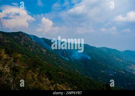 Wunderschöne grüne Berge und Täler von Lansdowne im Bezirk Garhwal, Uttarakhand. Lansdown Beautiful Hills. Die Schönheit der Natur auf dem Hügel Stockfoto