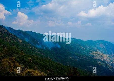 Wunderschöne grüne Berge und Täler von Lansdowne im Bezirk Garhwal, Uttarakhand. Lansdown Beautiful Hills. Die Schönheit der Natur auf dem Hügel Stockfoto