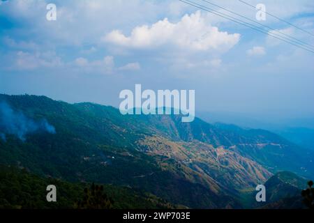 Wunderschöne grüne Berge und Täler von Lansdowne im Bezirk Garhwal, Uttarakhand. Lansdown Beautiful Hills. Die Schönheit der Natur auf dem Hügel Stockfoto