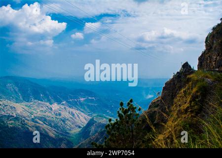 Wunderschöne grüne Berge und Täler von Lansdowne im Bezirk Garhwal, Uttarakhand. Lansdown Beautiful Hills. Die Schönheit der Natur auf dem Hügel Stockfoto