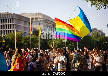 Madrid, Spanien. 3. Juli 2022 viele Menschen in der Menge, Jugendliche haben Spaß im Pride Month. Schwulenparade-Festival. LGBT-Symbole, Regenbogenfahne und ukrainische Fahnen. Stockfoto