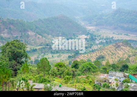 Wunderschöne grüne Berge und Täler von Lansdowne im Bezirk Garhwal, Uttarakhand. Lansdown Beautiful Hills. Die Schönheit der Natur auf dem Hügel Stockfoto