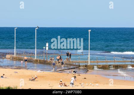 Mona Vale Beach Ocean Swim Rockpool, Leute schwimmen im Strandpool am sonnigen heißen Herbsttag, Sydney, NSW, Australien Stockfoto