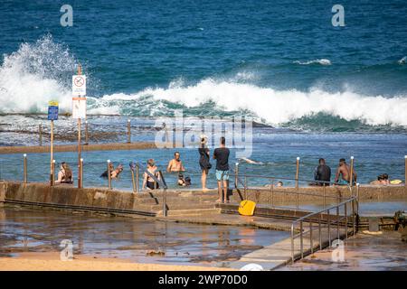 Mona Vale Beach Ocean Swim Rockpool, Leute schwimmen im Strandpool am sonnigen heißen Herbsttag, Sydney, NSW, Australien Stockfoto