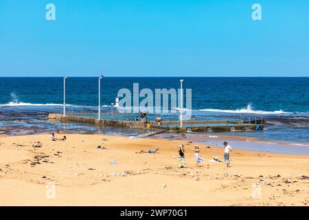 Mona Vale Beach Ocean Swim Rockpool, Leute schwimmen im Strandpool am sonnigen heißen Herbsttag, Sydney, NSW, Australien Stockfoto