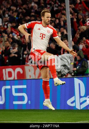 München, Deutschland. März 2024. Harry Kane von Bayern München feiert das Torspiel im 2. Leg-Spiel der UEFA Champions League zwischen Bayern München und Lazio am 5. März 2024 in München. Quelle: Philippe Ruiz/Xinhua/Alamy Live News Stockfoto