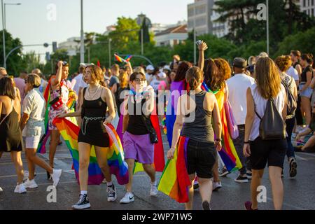 Madrid, Spanien. 3. Juli 2022 Eine Menge junger Leute, die draußen Spaß bei der Pride Month auf Schwulenparade haben. LGBT Regenbogenflaggen. Sommerfest Freude. Stockfoto