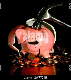 Aktenfoto vom 25. April 01/07 einer traditionellen Schweinebank wird mit einem Hammer aufgeschlagen. Der Finanzminister Jeremy Hunt wird sein Budget am Mittwoch im House of Commons in London abgeben. Ausgabedatum: Mittwoch, 6. März 2024. Stockfoto