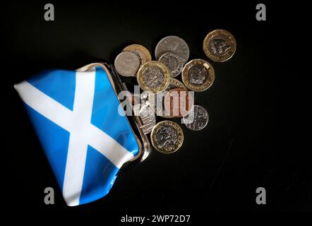 Aktenfoto vom 04/18 mit Geld und einer Schottischen Geldbörse. Ein SNP-Abgeordneter hat der britischen Regierung vorgeworfen, Schottland zu verfälschen, nachdem die Analyse ergab, dass die Blockzuschüsse die niedrigste seit der Dekonzentration sein werden. Pete Wishart, der am längsten dienende Parlamentsabgeordnete der Partei, sagte, dass die Finanzierung der schottischen Regierung durch Westminster die Kostenkrise verschärfen würde, mit der die Haushalte konfrontiert sind. Seine Kommentare kommen vor dem Frühjahrshaushalt von Bundeskanzler Jeremy Hunt am Mittwoch. Ausgabedatum: Mittwoch, 6. März 2024. Stockfoto