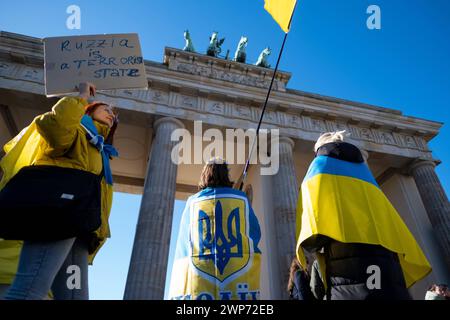 Anlässlich des zweiten Jahrestages des beginns des Krieges von Russland gegen die Ukraine versammelten sich mehrere tausend Menschen bei einer Solidaritätsdemontration am Brandenburger Tor in Berlin-Mitte. / Anlässlich des zweiten Jahrestages des Beginns des russischen Krieges gegen die Ukraine versammelten sich mehrere tausend Menschen am Brandenburger Tor im Bezirk Berlin Mitte zu einer Solidaritätsdemonstration. Schnappschuss-Fotografie/K.M.Krause *** anlässlich des zweiten Jahrestages des Beginns des russischen Krieges gegen die Ukraine versammelten sich mehrere tausend Menschen am Brandenburger Tor in Berli Stockfoto