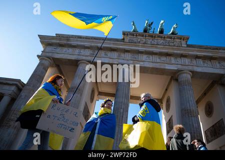 Anlässlich des zweiten Jahrestages des beginns des Krieges von Russland gegen die Ukraine versammelten sich mehrere tausend Menschen bei einer Solidaritätsdemontration am Brandenburger Tor in Berlin-Mitte. / Anlässlich des zweiten Jahrestages des Beginns des russischen Krieges gegen die Ukraine versammelten sich mehrere tausend Menschen am Brandenburger Tor im Bezirk Berlin Mitte zu einer Solidaritätsdemonstration. Schnappschuss-Fotografie/K.M.Krause *** anlässlich des zweiten Jahrestages des Beginns des russischen Krieges gegen die Ukraine versammelten sich mehrere tausend Menschen am Brandenburger Tor in Berli Stockfoto