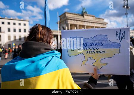 Anlässlich des zweiten Jahrestages des beginns des Krieges von Russland gegen die Ukraine versammelten sich mehrere tausend Menschen bei einer Solidaritätsdemontration am Brandenburger Tor in Berlin-Mitte. / Anlässlich des zweiten Jahrestages des Beginns des russischen Krieges gegen die Ukraine versammelten sich mehrere tausend Menschen am Brandenburger Tor im Bezirk Berlin Mitte zu einer Solidaritätsdemonstration. Schnappschuss-Fotografie/K.M.Krause *** anlässlich des zweiten Jahrestages des Beginns des russischen Krieges gegen die Ukraine versammelten sich mehrere tausend Menschen am Brandenburger Tor in Berli Stockfoto