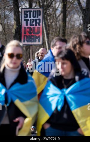 Anlässlich des zweiten Jahrestages des beginns des Krieges von Russland gegen die Ukraine versammelten sich mehrere tausend Menschen bei einer Solidaritätsdemontration am Brandenburger Tor in Berlin-Mitte. / Anlässlich des zweiten Jahrestages des Beginns des russischen Krieges gegen die Ukraine versammelten sich mehrere tausend Menschen am Brandenburger Tor im Bezirk Berlin Mitte zu einer Solidaritätsdemonstration. Schnappschuss-Fotografie/K.M.Krause *** anlässlich des zweiten Jahrestages des Beginns des russischen Krieges gegen die Ukraine versammelten sich mehrere tausend Menschen am Brandenburger Tor in Berli Stockfoto