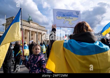 Anlässlich des zweiten Jahrestages des beginns des Krieges von Russland gegen die Ukraine versammelten sich mehrere tausend Menschen bei einer Solidaritätsdemontration am Brandenburger Tor in Berlin-Mitte. / Anlässlich des zweiten Jahrestages des Beginns des russischen Krieges gegen die Ukraine versammelten sich mehrere tausend Menschen am Brandenburger Tor im Bezirk Berlin Mitte zu einer Solidaritätsdemonstration. Schnappschuss-Fotografie/K.M.Krause *** anlässlich des zweiten Jahrestages des Beginns des russischen Krieges gegen die Ukraine versammelten sich mehrere tausend Menschen am Brandenburger Tor in Berli Stockfoto