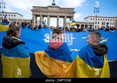 Anlässlich des zweiten Jahrestages des beginns des Krieges von Russland gegen die Ukraine versammelten sich mehrere tausend Menschen bei einer Solidaritätsdemontration am Brandenburger Tor in Berlin-Mitte. / Anlässlich des zweiten Jahrestages des Beginns des russischen Krieges gegen die Ukraine versammelten sich mehrere tausend Menschen am Brandenburger Tor im Bezirk Berlin Mitte zu einer Solidaritätsdemonstration. Schnappschuss-Fotografie/K.M.Krause *** anlässlich des zweiten Jahrestages des Beginns des russischen Krieges gegen die Ukraine versammelten sich mehrere tausend Menschen am Brandenburger Tor in Berli Stockfoto