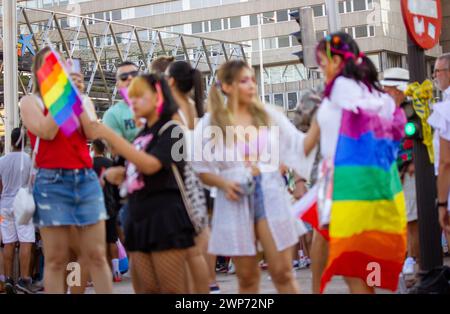 Madrid, Spanien. 3. Juli 2022 Eine Menge junger Leute, die draußen Spaß bei der Pride Month auf Schwulenparade haben. LGBT Regenbogenflaggen. Sommerfest Freude. Stockfoto