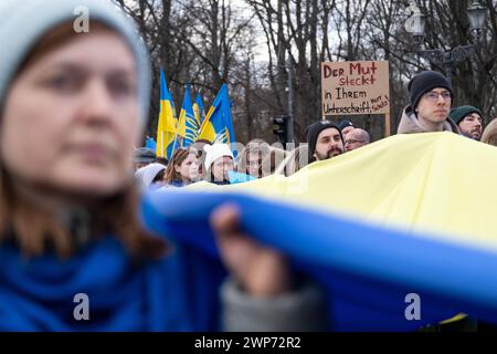 Anlässlich des zweiten Jahrestages des beginns des Krieges von Russland gegen die Ukraine versammelten sich mehrere tausend Menschen bei einer Solidaritätsdemontration am Brandenburger Tor in Berlin-Mitte. / Anlässlich des zweiten Jahrestages des Beginns des russischen Krieges gegen die Ukraine versammelten sich mehrere tausend Menschen am Brandenburger Tor im Bezirk Berlin Mitte zu einer Solidaritätsdemonstration. Schnappschuss-Fotografie/K.M.Krause *** anlässlich des zweiten Jahrestages des Beginns des russischen Krieges gegen die Ukraine versammelten sich mehrere tausend Menschen am Brandenburger Tor in Berli Stockfoto