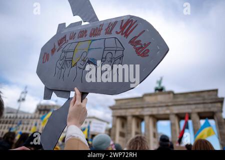 Anlässlich des zweiten Jahrestages des beginns des Krieges von Russland gegen die Ukraine versammelten sich mehrere tausend Menschen bei einer Solidaritätsdemontration am Brandenburger Tor in Berlin-Mitte. / Anlässlich des zweiten Jahrestages des Beginns des russischen Krieges gegen die Ukraine versammelten sich mehrere tausend Menschen am Brandenburger Tor im Bezirk Berlin Mitte zu einer Solidaritätsdemonstration. Schnappschuss-Fotografie/K.M.Krause *** anlässlich des zweiten Jahrestages des Beginns des russischen Krieges gegen die Ukraine versammelten sich mehrere tausend Menschen am Brandenburger Tor in Berli Stockfoto