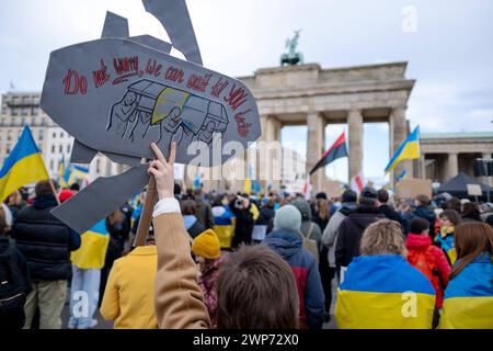 Anlässlich des zweiten Jahrestages des beginns des Krieges von Russland gegen die Ukraine versammelten sich mehrere tausend Menschen bei einer Solidaritätsdemontration am Brandenburger Tor in Berlin-Mitte. / Anlässlich des zweiten Jahrestages des Beginns des russischen Krieges gegen die Ukraine versammelten sich mehrere tausend Menschen am Brandenburger Tor im Bezirk Berlin Mitte zu einer Solidaritätsdemonstration. Schnappschuss-Fotografie/K.M.Krause *** anlässlich des zweiten Jahrestages des Beginns des russischen Krieges gegen die Ukraine versammelten sich mehrere tausend Menschen am Brandenburger Tor in Berli Stockfoto