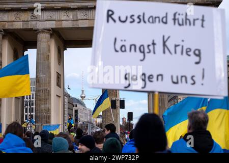 Anlässlich des zweiten Jahrestages des beginns des Krieges von Russland gegen die Ukraine versammelten sich mehrere tausend Menschen bei einer Solidaritätsdemontration am Brandenburger Tor in Berlin-Mitte. / Anlässlich des zweiten Jahrestages des Beginns des russischen Krieges gegen die Ukraine versammelten sich mehrere tausend Menschen am Brandenburger Tor im Bezirk Berlin Mitte zu einer Solidaritätsdemonstration. Schnappschuss-Fotografie/K.M.Krause *** anlässlich des zweiten Jahrestages des Beginns des russischen Krieges gegen die Ukraine versammelten sich mehrere tausend Menschen am Brandenburger Tor in Berli Stockfoto