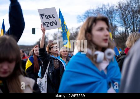 Anlässlich des zweiten Jahrestages des beginns des Krieges von Russland gegen die Ukraine versammelten sich mehrere tausend Menschen bei einer Solidaritätsdemontration am Brandenburger Tor in Berlin-Mitte. / Anlässlich des zweiten Jahrestages des Beginns des russischen Krieges gegen die Ukraine versammelten sich mehrere tausend Menschen am Brandenburger Tor im Bezirk Berlin Mitte zu einer Solidaritätsdemonstration. Schnappschuss-Fotografie/K.M.Krause *** anlässlich des zweiten Jahrestages des Beginns des russischen Krieges gegen die Ukraine versammelten sich mehrere tausend Menschen am Brandenburger Tor in Berli Stockfoto