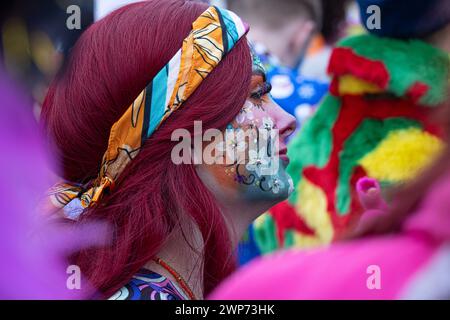 Roermond, Niederlande - 10. Februar 2024: Farben und Make-up feiern den Karneval in der niederländischen Vorherrschaft Limburg Stockfoto