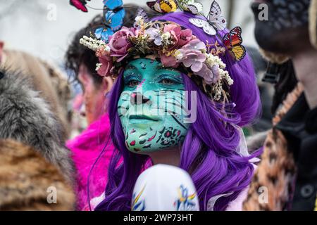 Roermond, Niederlande - 10. Februar 2024: Farben und Make-up feiern den Karneval in der niederländischen Vorherrschaft Limburg Stockfoto