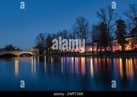 Häuser, Geschäfte und Bäume spiegeln sich in der Abenddämmerung im Fluss Avon. Evesham, Wychavon, Worchestershire, England Stockfoto