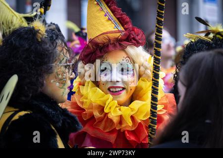 Maastricht, Niederlande - 11. Februar 2024: Farben und Make-up anlässlich des Karnevals in der niederländischen Fürst Limburg Stockfoto