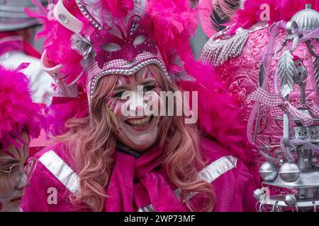 Maastricht, Niederlande - 11. Februar 2024: Farben und Make-up anlässlich des Karnevals in der niederländischen Fürst Limburg Stockfoto