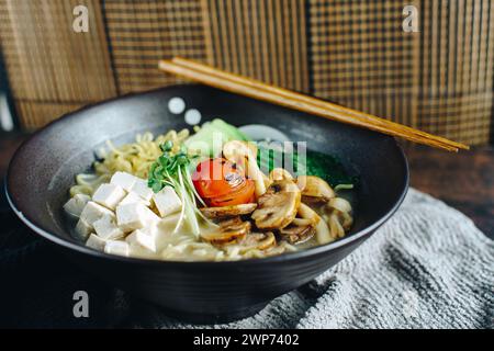 Eine Schüssel Suppe mit Tomaten und Pilzen Stockfoto
