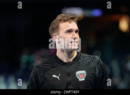 Max Riech Halle, Berlin, Deutschland. März 2024. Lasse Bredekjaer Andersson (Fuchse Berlin) kontrolliert den Ball während eines Handball EHF European League Spiels, Fuchse Berlin gegen CSM Constanta, in Max Selling Halle, Berlin. Ulrik Pedersen/CSM/Alamy Live News Stockfoto