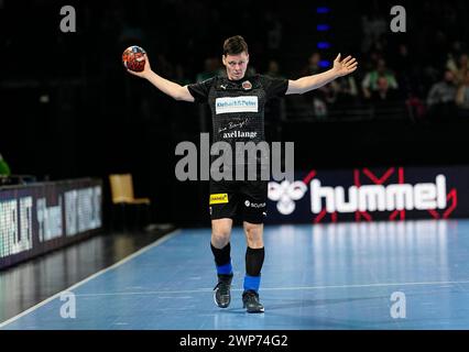 Max Riech Halle, Berlin, Deutschland. März 2024. Hans Lindberg (Fuchse Berlin) sieht bei einem Handball-Spiel der EHF European League, Fuchse Berlin gegen CSM Constanta, in Max Selling Halle, Berlin, zu. Ulrik Pedersen/CSM/Alamy Live News Stockfoto