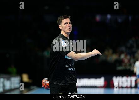 Max Riech Halle, Berlin, Deutschland. März 2024. Hans Lindberg (Fuchse Berlin) sieht bei einem Handball-Spiel der EHF European League, Fuchse Berlin gegen CSM Constanta, in Max Selling Halle, Berlin, zu. Ulrik Pedersen/CSM/Alamy Live News Stockfoto