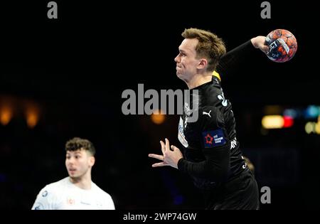 Max Riech Halle, Berlin, Deutschland. März 2024. Lasse Bredekjaer Andersson (Fuchse Berlin) kontrolliert den Ball während eines Handball EHF European League Spiels, Fuchse Berlin gegen CSM Constanta, in Max Selling Halle, Berlin. Ulrik Pedersen/CSM/Alamy Live News Stockfoto