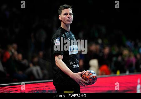 Max Riech Halle, Berlin, Deutschland. März 2024. Hans Lindberg (Fuchse Berlin) sieht bei einem Handball-Spiel der EHF European League, Fuchse Berlin gegen CSM Constanta, in Max Selling Halle, Berlin, zu. Ulrik Pedersen/CSM/Alamy Live News Stockfoto